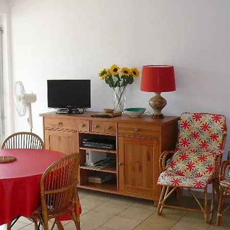 Studio Le Lavandou, 1 Piece, 4 Personnes - Fr-1-251-472 Apartment *